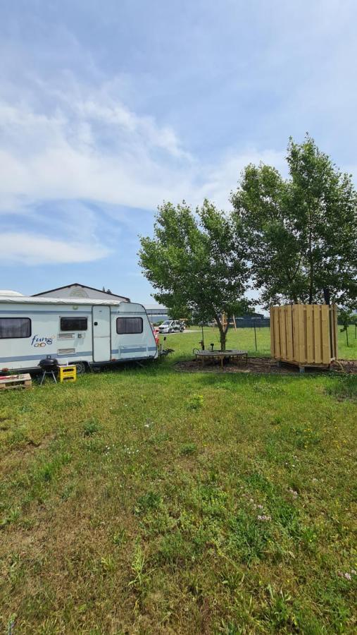 Готель Louise'S Camper Neusiedl an der Zaya Екстер'єр фото